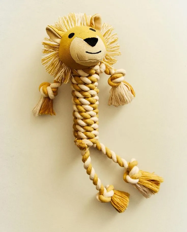 Lion toy with a fabric face and a braided cotton rope body