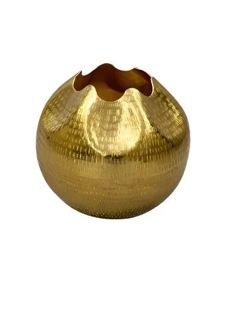 Gold bowl vase with a scalloped rim